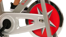 Engrasar las ruedas de inercia de los aparatos de cardio del gym